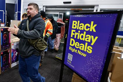 Shoppers line up to score Black Friday deals